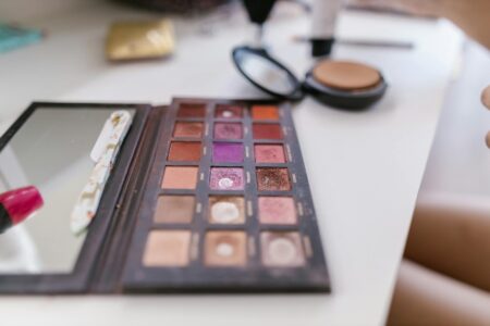 Single Eyeshadows Are Replacing Palettes in Beauty Routines Colorful eyeshadow palette with multiple shades arranged in compact case