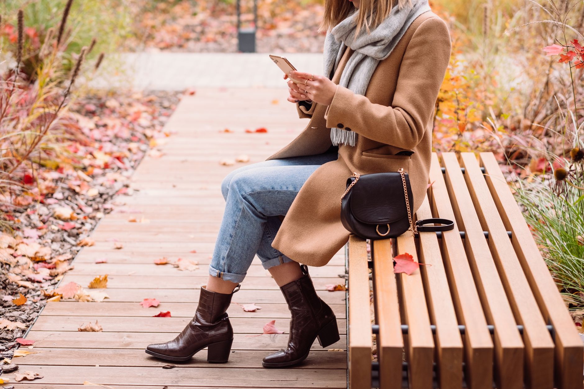 Stylish fall outfit with slim-cut denim and minimal footwear