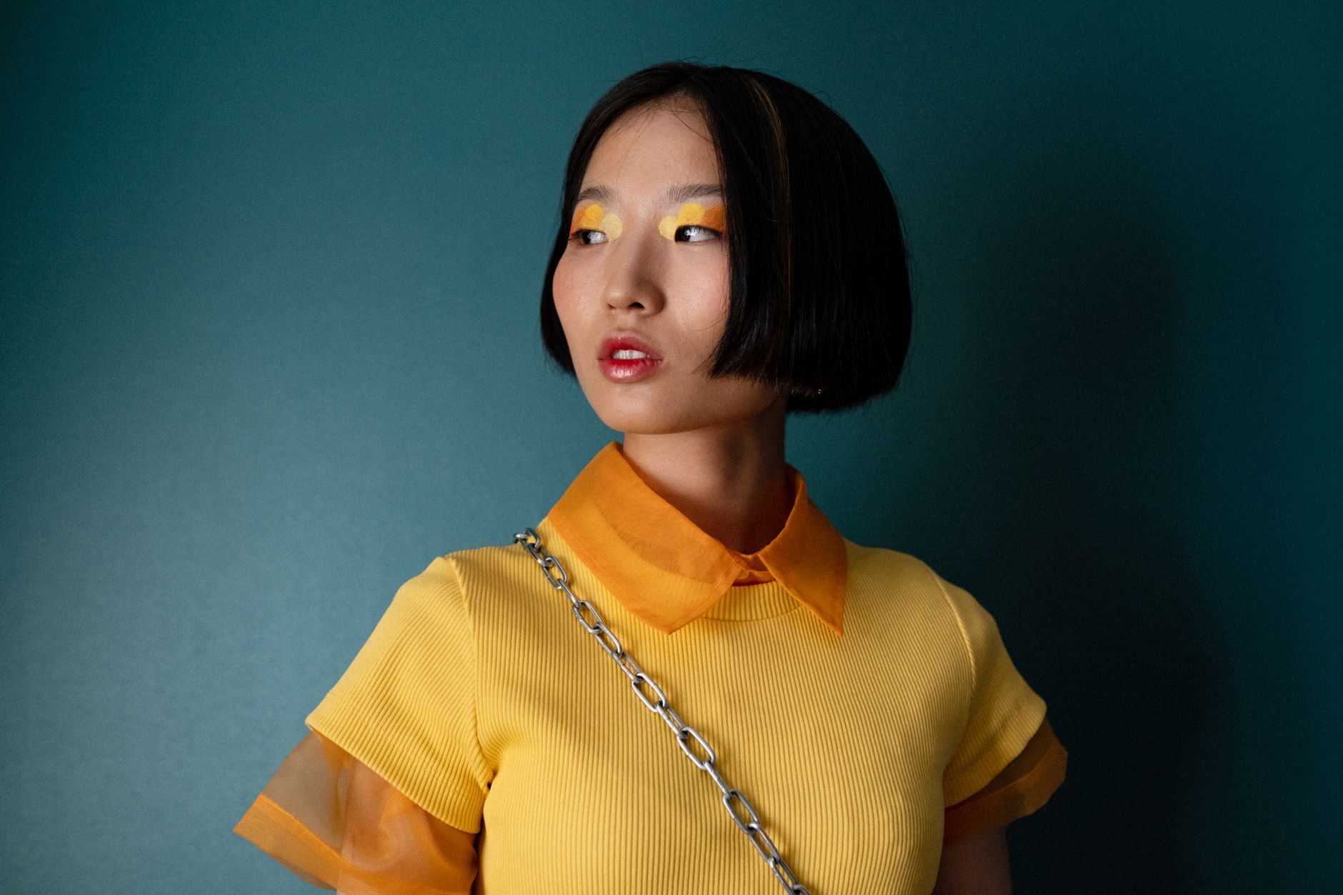 Woman with a soft cropped bob hairstyle reflecting the Spring Summer 2027 trend